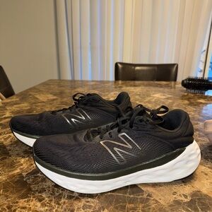 New Balance -fresh foam 840-Black and White Athletic Sneakers